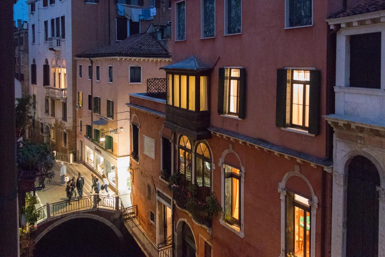 Rialto Bridge Large Venetian Style With Lift Veneza Exterior foto