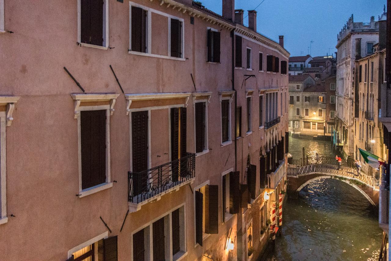 Rialto Bridge Large Venetian Style With Lift Veneza Exterior foto